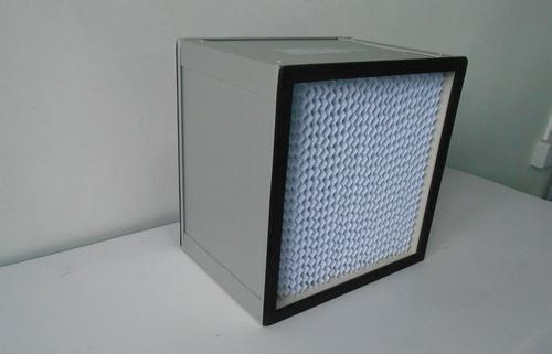 新款ULPA高效過濾器的濾芯用超細(xì)玻璃纖維濾料經(jīng)打膠折疊而成，外框可選用夾層木板、鍍鋅銅板、不銹鋼板及鋁合金板，通過聚氨酯膠緊密粘接，具有質(zhì)量輕、透氣量大，集塵率高達(dá)99.95-99.999%，且耐堿，耐高溫。ULPA過濾器用于電子廠、半導(dǎo)體、精密機(jī)械、制藥、醫(yī)院、食品等行業(yè)中對潔凈度要求交高的民用或工業(yè)潔凈廠所的末端過濾，下面由北方濾器為大家講解新款ULPA(超高效)過濾器的特點及參數(shù)